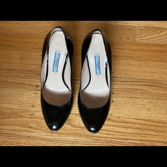 Beautiful Classic Prada Black Patent Leather Heels 4.5 in - Picture 4 of 10